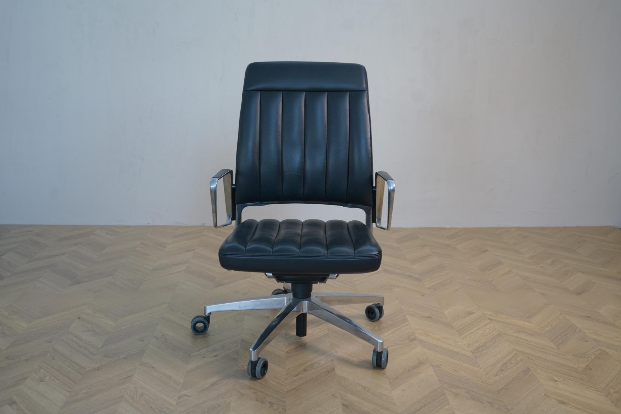 INTERSTUHL is5 VINTAGEis5 direktørstol i sort set forfra – ergonomisk og prisvindende tysk design